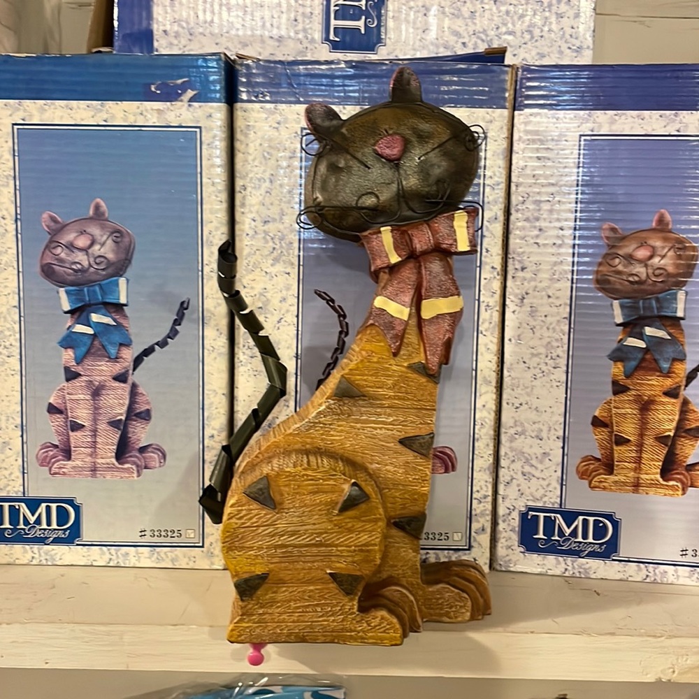 TM D’s, Cheshire cat decor
